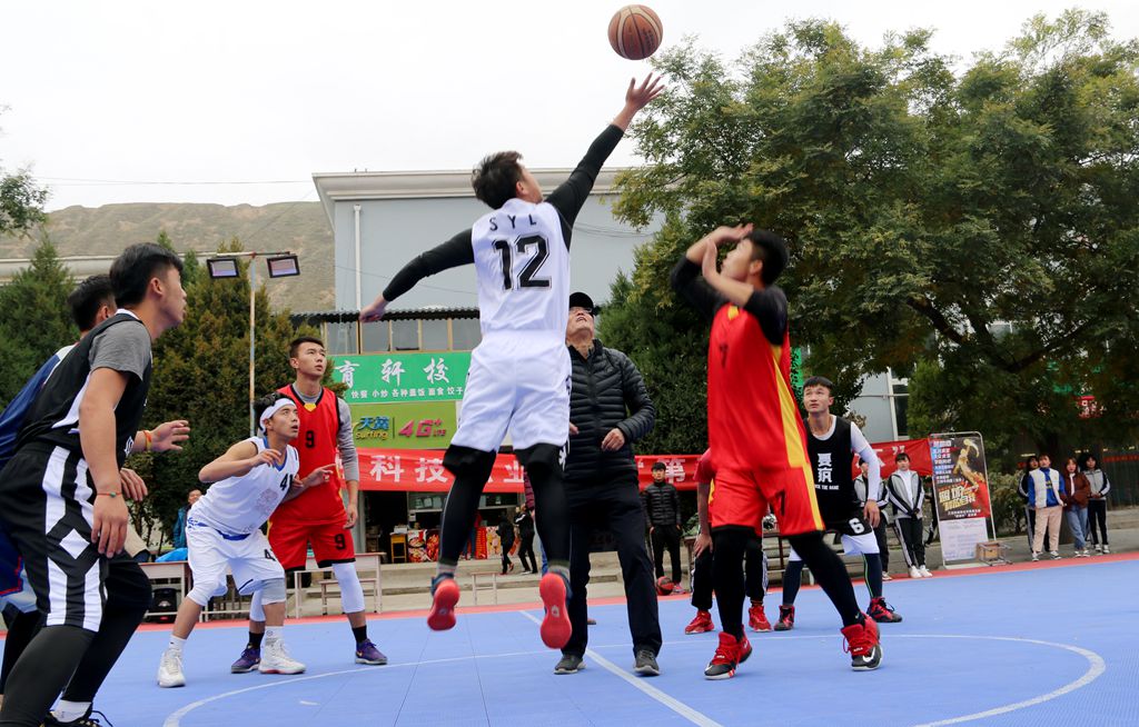 十大买球的正规网站第五届“迎新杯”篮球赛开幕.jpg