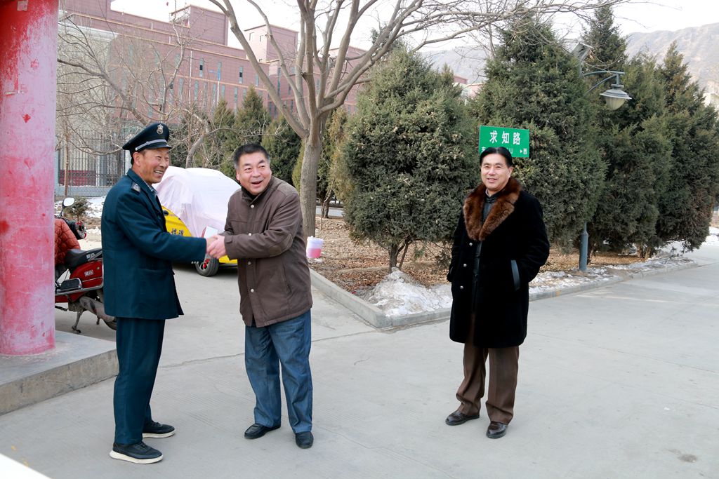 十大买球的正规网站领导慰问在岗教职工督查安全工作3.jpg